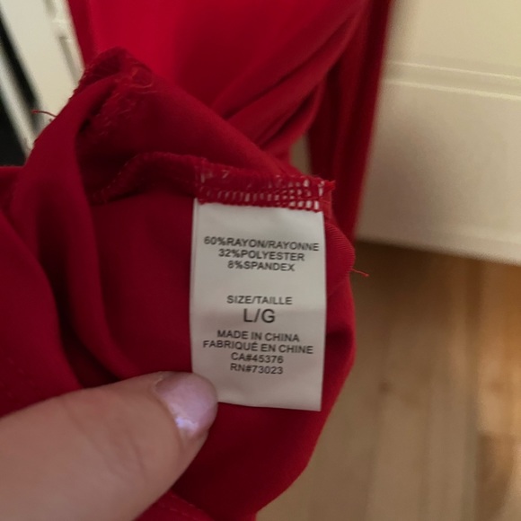 Red cut out shoulders top NWT - Picture 4 of 6